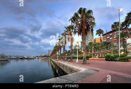 Promenade am Hafen von Alicante in der Nacht - Spanien Stockfoto