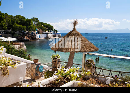 ALCUDIA, MALLORCA, SPANIEN - September 24rd, 2018: Cala Poncet ist ein kleiner Sandstrand in der Nähe von Port d'Alcudia. Stockfoto