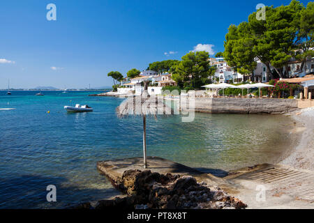 ALCUDIA, MALLORCA, SPANIEN - September 24rd, 2018: Cala Poncet ist ein kleiner Sandstrand in der Nähe von Port d'Alcudia. Stockfoto