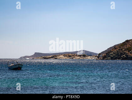 Die Kirche von chrissopigi aus dem Dorf Faros gesehen auf der griechischen Insel Milos in den Kykladen Stockfoto