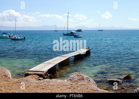 ALCUDIA, MALLORCA, SPANIEN - September 24rd, 2018: Boote Docks auf Aucanada Beach in der Nähe von beliebten Ferienort Port d'Alcudia Stockfoto