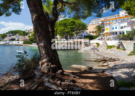 ALCUDIA, MALLORCA, SPANIEN - September 24rd, 2018: Cala Poncet ist ein kleiner Sandstrand in der Nähe von Port d'Alcudia. Stockfoto