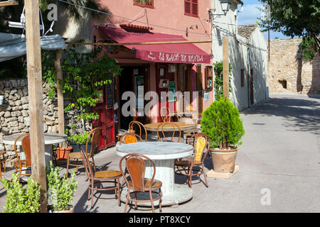 ALCUDIA, MALLORCA, SPANIEN - September 24rd, 2018: Tische und Stühle draußen typisch spanischen Restaurant in der Altstadt von Alcudia platziert Stockfoto