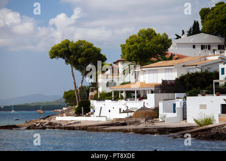 ALCUDIA, MALLORCA, SPANIEN - September 24rd, 2018: Cala Poncet ist ein kleiner Sandstrand in der Nähe von Port d'Alcudia. Stockfoto