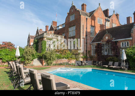 Tylney Hall, Swimmingpool und Gärten, einem viktorianischen Herrenhaus und jetzt ein upscale Hotel, in der Nähe von Rotherwick in Hampshire, Großbritannien Stockfoto