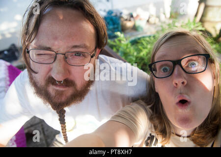 Ein Junge und ein Mädchen, die dummen Gesichter und ein selfie Stockfoto
