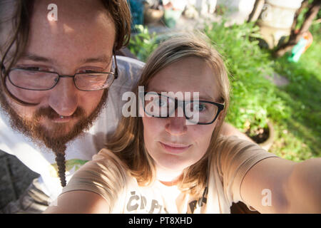 Ein Junge und ein Mädchen, die dummen Gesichter und ein selfie Stockfoto