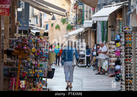 ALCUDIA, MALLORCA, SPANIEN - Oktober 2., 2018: die Menschen genießen Sie Shopping und shightseeing in der Altstadt von Alcudia Stockfoto