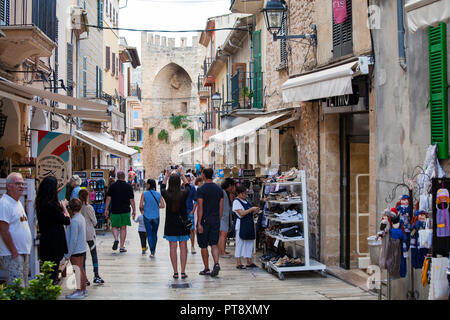 ALCUDIA, MALLORCA, SPANIEN - Oktober 2., 2018: die Menschen genießen Sie Shopping und shightseeing in der Altstadt von Alcudia Stockfoto