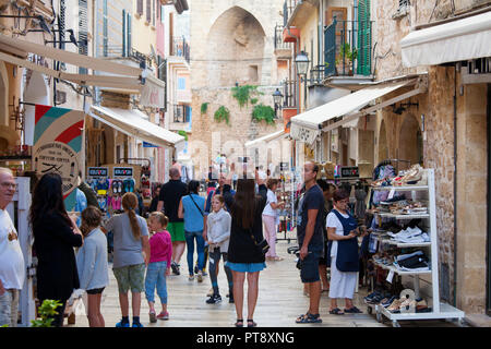 ALCUDIA, MALLORCA, SPANIEN - Oktober 2., 2018: die Menschen genießen Sie Shopping und shightseeing in der Altstadt von Alcudia Stockfoto