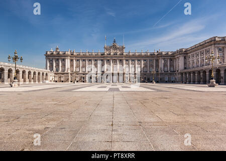 Der Königliche Palast von Madrid (Spanisch: Palacio Real de Madrid) ist die größte Royal Palace in Europa durch die Fläche. Stockfoto