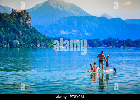 Schloss und Stand Up Paddle Surfing. Stockfoto