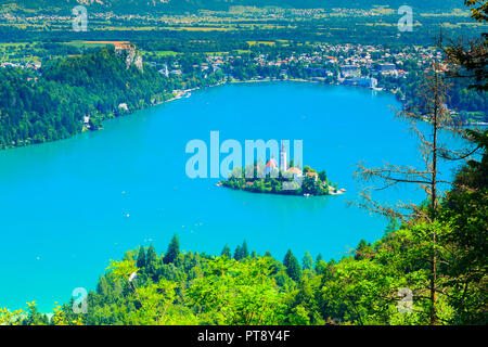 Insel mit einer Kirche in einem See Landschaft. Stockfoto