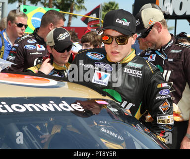 Trevor Bayne steigt in sein Auto auf grubestraße vor Beginn der NASCAR Nationwide Series Antrieb 4 COPD 300 auf dem Daytona International Speedway in Daytona, Florida am 23. Februar 2013. Stockfoto