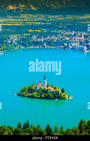 Insel mit einer Kirche in einem See Landschaft. Stockfoto