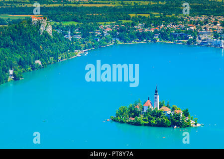 Insel mit einer Kirche in einem See Landschaft. Stockfoto