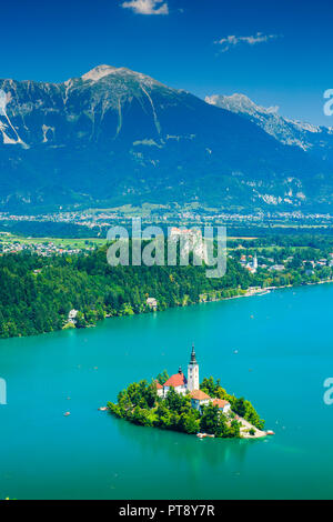 See in einer bergigen Landschaft. Stockfoto