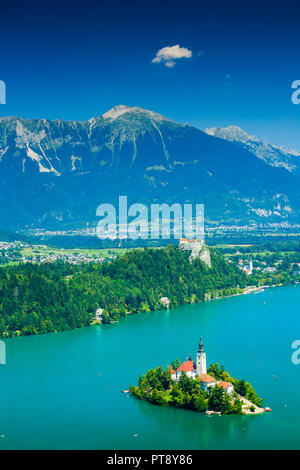 See in einer bergigen Landschaft. Stockfoto