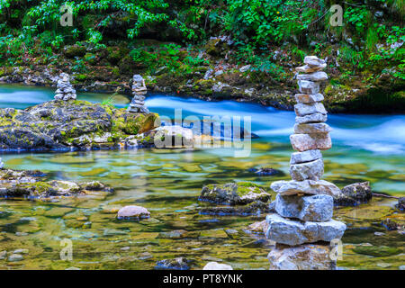 Steinhaufen in einem Fluss. Stockfoto