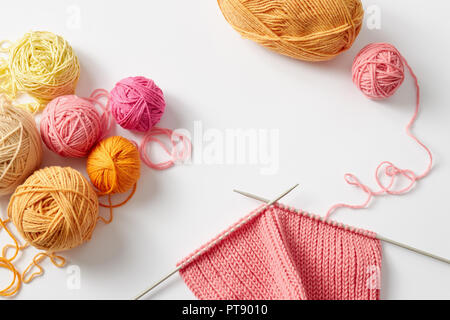 Stricken Projekt in Bearbeitung. Ein Stück stricken mit Kugel von Garn und Stricknadeln. Stockfoto