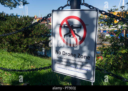 VICTORIA, Kanada - 26 September 2018: Kein drone zone Schild an einem Zaun in einem städtischen Zentrum verbunden. Stockfoto