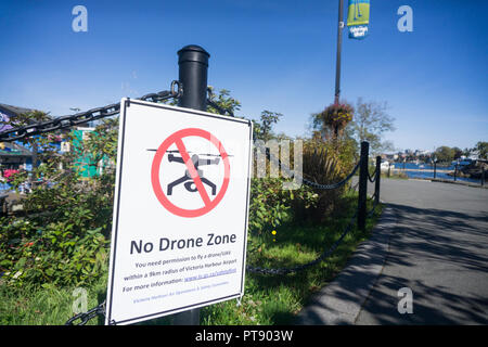 VICTORIA, Kanada - 26 September 2018: Kein drone zone Schild an einem Zaun in einem städtischen Zentrum verbunden. Stockfoto