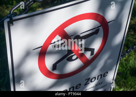 VICTORIA, Kanada - 26 September 2018: Kein drone zone Schild an einem Zaun in einem städtischen Zentrum verbunden. Stockfoto