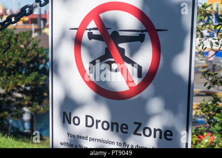 VICTORIA, Kanada - 26 September 2018: Kein drone zone Schild an einem Zaun in einem städtischen Zentrum verbunden. Stockfoto