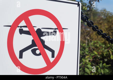 VICTORIA, Kanada - 26 September 2018: Kein drone zone Schild an einem Zaun in einem städtischen Zentrum verbunden. Stockfoto