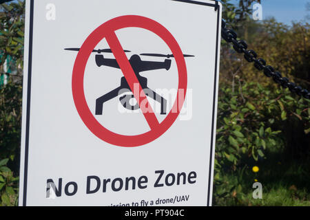 VICTORIA, Kanada - 26 September 2018: Kein drone zone Schild an einem Zaun in einem städtischen Zentrum verbunden. Stockfoto