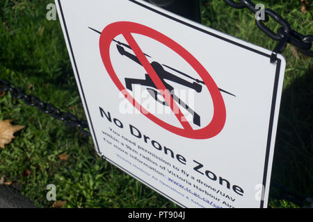 VICTORIA, Kanada - 26 September 2018: Kein drone zone Schild an einem Zaun in einem städtischen Zentrum verbunden. Stockfoto