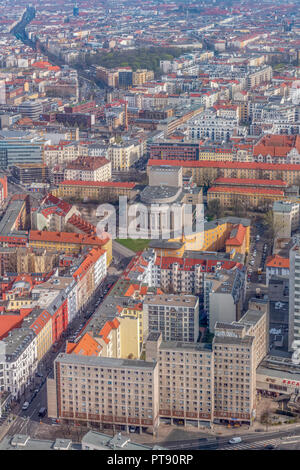 Die Aussicht vom Fernsehturm, Fernsehturm, in Berlin in den Osten der Stadt suchen. Stockfoto