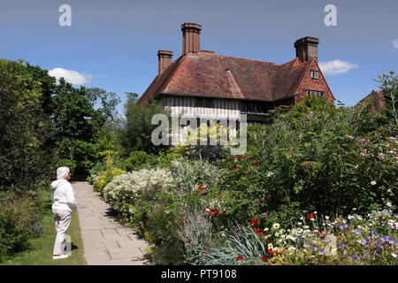 GREAT DIXTER HOUSE UND LANGE GRENZE IM SOMMER Stockfoto