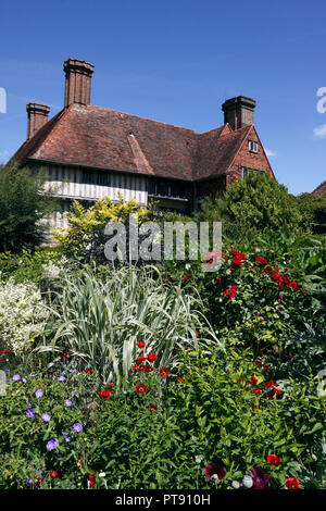 GREAT DIXTER HOUSE UND LANGE GRENZE IM SOMMER Stockfoto