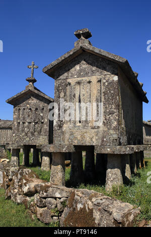 Portugal, Region Minho, Viana do Castelo District. Peneda Geres National Park. Typische, Alte, Granit, Stein, Getreide und Getreideerzeugnisse, storage Häuser. Stockfoto