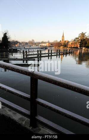 Einen frühen Winter frostigen Morgen auf der Themse in Marlow in Buckinghamshire, Großbritannien Stockfoto