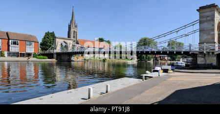 Marlow Suspension Bridge über die Themse und All Saints Church in Buckinghamshire, Großbritannien. Der Marlow Suspension Bridge wurde entworfen und Co Stockfoto