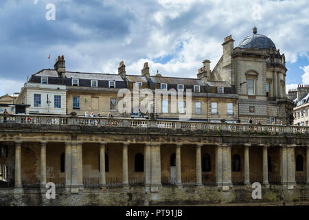 Riverside Blick auf die Grand Parade und Badewanne Guildhall Markt, Badewanne, Somerset, England, Großbritannien Stockfoto