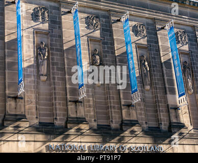 Im Art déco-Stil der 1930er Jahre Nationale Bibliothek von Schottland von Hew Lorimer und Musen in Nischen von Reginald Fairlie, George IV Bridge, Edinburgh, Schottland, Großbritannien Stockfoto