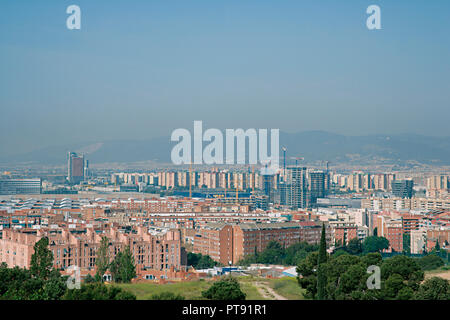 Hospitalet de Llobregat, Provinz Barcelona, Katalonien, Spanien. Panoramablick vom Berg Montjuic (Barcelona). Bauarbeiten der neuen Gran Via. Mai 2007. Stockfoto