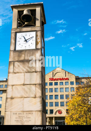 Der Glockenturm und Uhr datiert 1962 und Sheraton Hotel, Festival Square, Edinburgh, Schottland, Großbritannien mit blauem Himmel Stockfoto