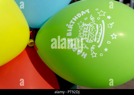 Luftballons mit Happy birthday bedruckt Stockfoto