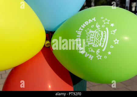 Luftballons mit Happy birthday bedruckt Stockfoto