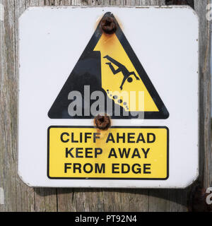 Warnschild "Gefahr durch Klippe". Halten Sie sich vom Konzept der Klippe fern, fallen Sie ab, fallen Sie auf das Piktogramm des Mannes. Stockfoto