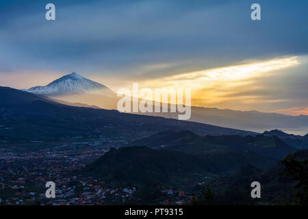 Sonnenuntergang über Teneriffa Landschaft mit Vulkan Pico del Teide im Schnee. Winter auf den Kanarischen Inseln Stockfoto