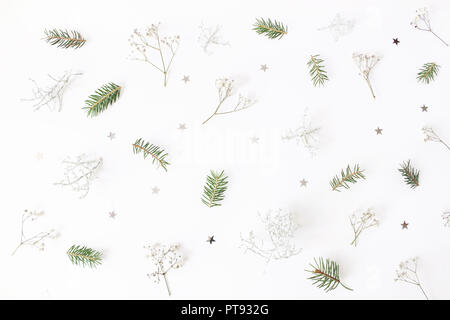 Weihnachten floralen Muster. Winter Zusammensetzung der grünen Zweigen Fichte, Atem blumen Baby's, Calocephalus brownii und Silber Konfetti Sterne auf weißer Tisch. Festliche Hintergrund. Flach, Ansicht von oben. Stockfoto