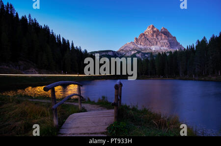 Nachtaufnahmen vom Antornoer See die unbesitzenden Gipfel der Dolmen im Hintergrund. Italien Stockfoto