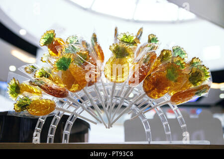 Lutscher in Form von Ananas auf ein Schaufenster. Stockfoto