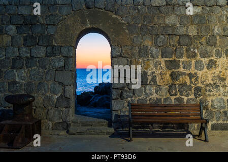 Alten Hafen in Cefalù während des Sonnenuntergangs. Sizilien, Süditalien. Stockfoto