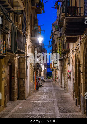 Eine gemütliche Straße in Cefalù am Abend. Sizilien, Süditalien. Stockfoto